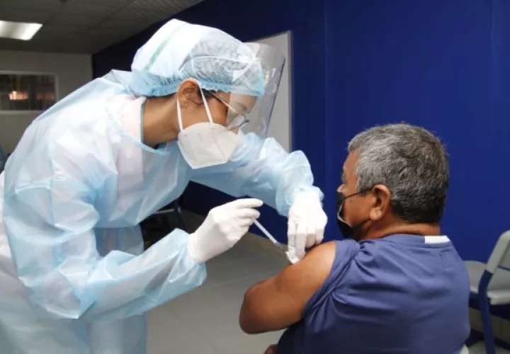 Adultos mayores de 60 años, mujeres embarazadas y docentes que laboran en el circuito 8-9 acuden a recibir la primera dosis de la vacuna contra el covid-19. Foto cortesía: Minsa.