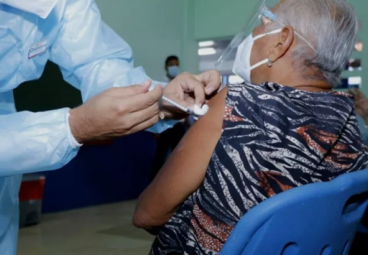 De acuerdo con la ministra consejera se está vacunando a los pacientes con enfermedades crónicas, que se dializan. Foto Cortesía: Minsa.