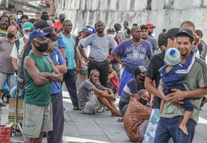 Brasil promedió en los últimos siete días más de 55,000 contagios y casi 2,500 muertes diarias asociadas a la covid-19. Foto: EFE