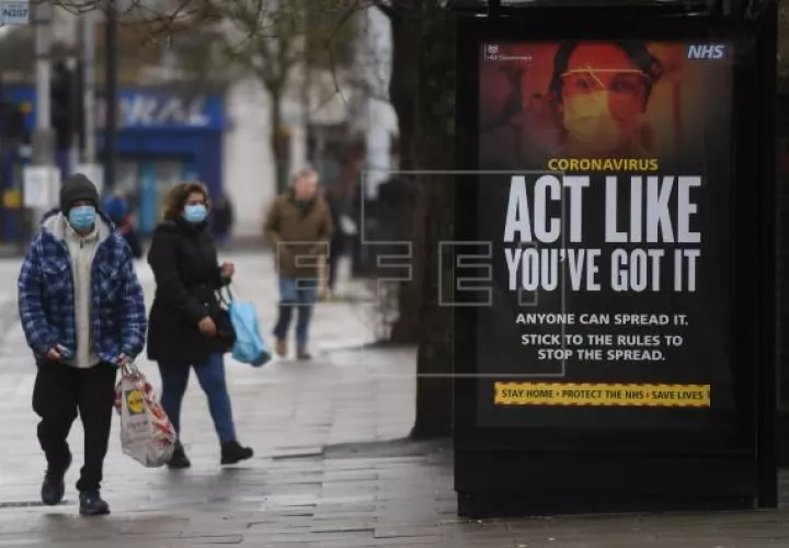 Cartel del gobierno británico sobre el coronavirus en Londres. Foto: EFE
