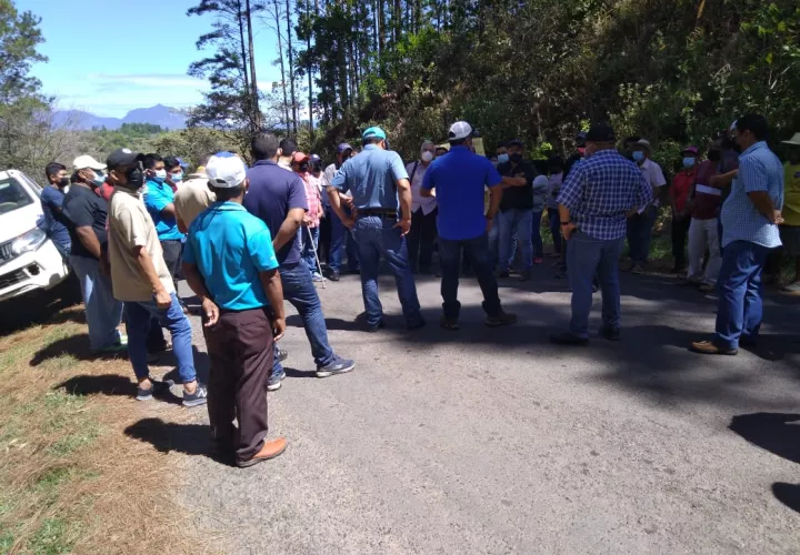 Los residentes están cansados del mal estado de las calles y exigen una pronta respuesta del MOP. Foto: Melquiades Vásques