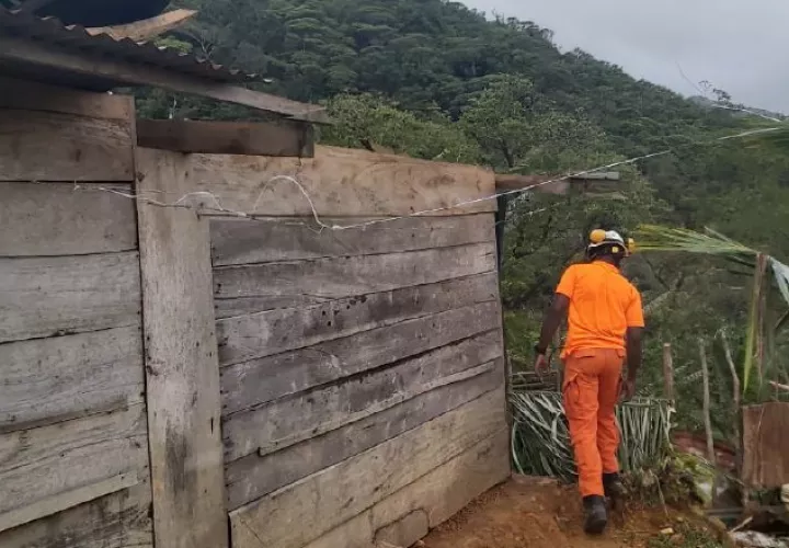 A una humilde vivienda se le desprendió el techo ayer en Santa Marta, La Pintada, en Coclé. Foto de cortesía