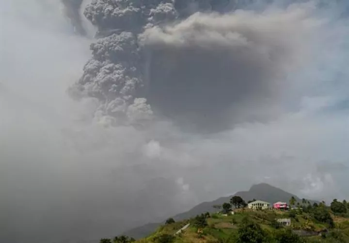 Panorama en San Vicente y Granadinas tras la erupción del volcán La Soufriere.  EFE