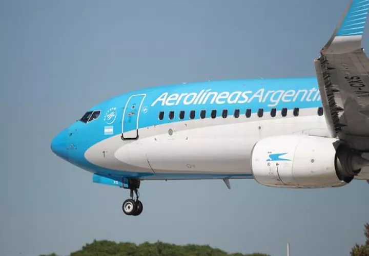 Fotografía de un avión de Aerolíneas Argentinas en el aeropuerto de Buenos Aires (Argentina). Foto: EFE