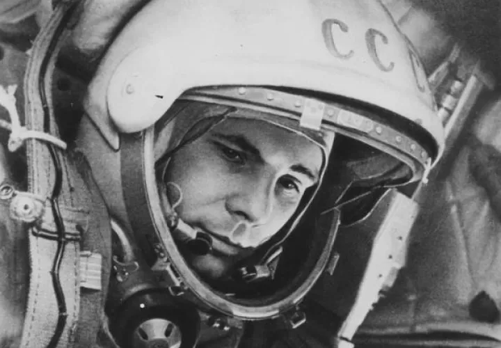 El cosmonauta soviético Yuri Gagarin dentro de la nave Vostok poco antes del despegue. EFE