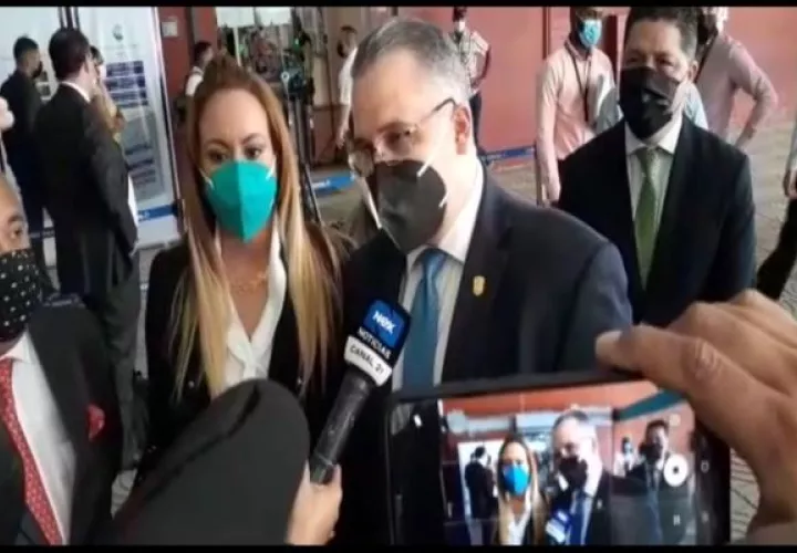El abogado Alfredo Vallarino expuso las violaciones contra Ricardo Martinelli. Foto: Víctor Arosemena