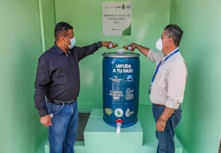 El programa es de reciclaje y reutilización del aceite de cocina. Cortesía: Saneamiento de Panamá