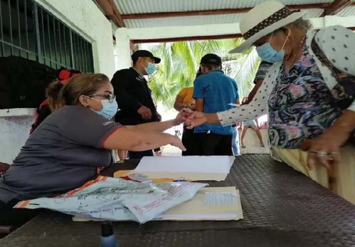 Los estafadores le piden dinero a los adultos mayores y también les quitan otros  objetos de valor. Foto: Melquiades Vásquez