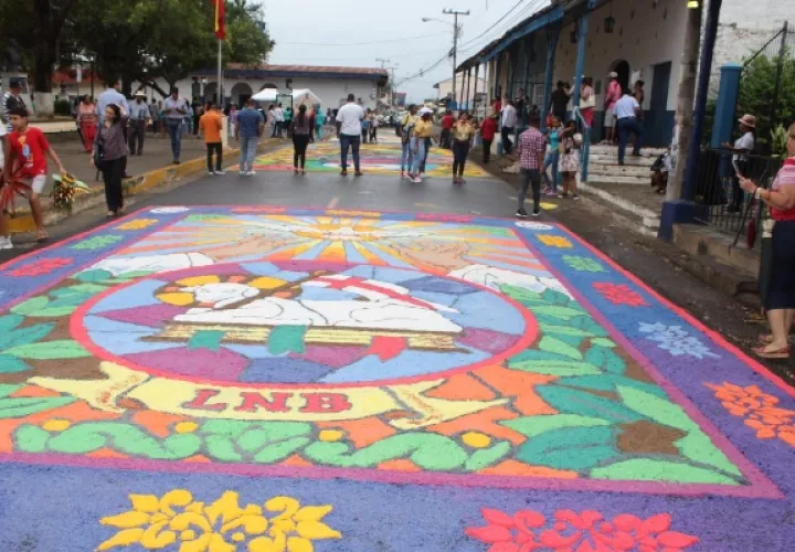 Las tradicionales alfombras confeccionadas con flores, sal, hojas y otros materiales se realizan alrededor del templo de San Atanasio y en el parque Simón Bolívar. Foto: Thays Domínguez