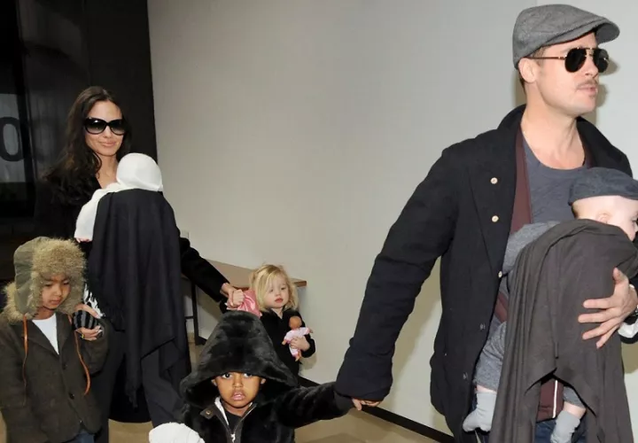 Angelina y Brad junto a sus hijos el 8 de noviembre de 2016. EFE/Archivo