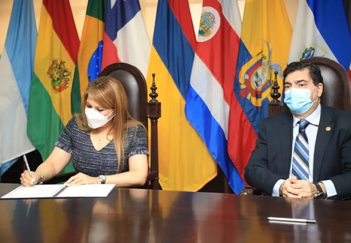El acto de firma estuvo a cargo de la directora general de la Antai, Elsa Fernández, y el rector de la Usma, Francisco Blanco. Foto: Cortesía Antai