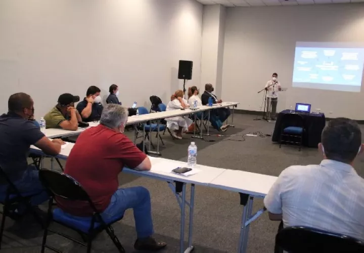 Los pescadores de palangre recibieron amplias explicaciones sobre el contenido del nuevo instrumento jurídico por parte de la administradora general de la Arap, Flor Torrijos, y altos directivos de la entidad. Foto: Cortesía Arap