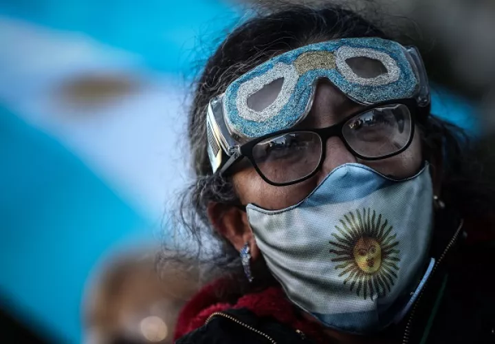 Hasta el momento, en Argentina se han realizado 13.5 millones de test para detectar el virus, de los cuales 121,115 se hicieron este jueves. Foto: EFE