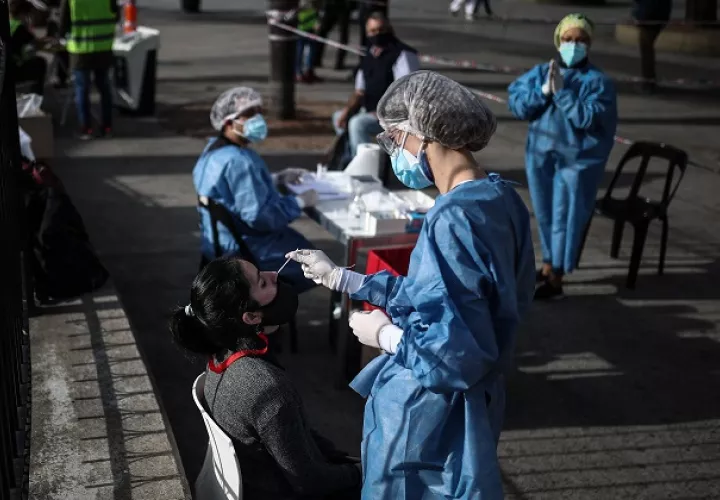 Hasta el momento, en Argentina se han realizado 13.8 millones de test para detectar el virus. Foto: EFE
