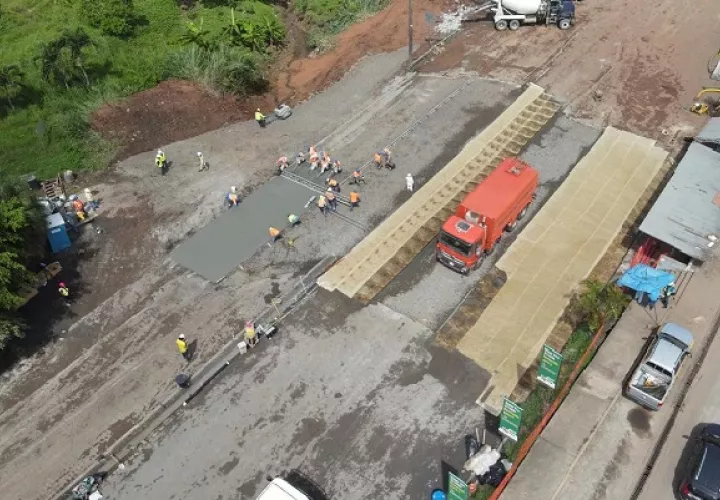El ministro del MOP, Rafael Sabonge destacó que los funcionarios trabajaron por espacio de 72 horas sin descanso para cumplir con una meta trazada. Foto: @dougcita