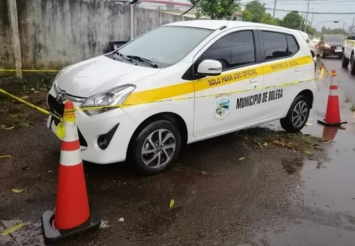 En el auto viajaban tres funcionarios del Municipio de Dolega que resultaron ilesos. Foto: José Vásquez