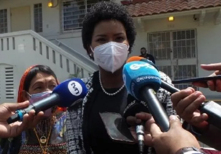 La diputada Walkiria Chandler, junto a otras colegas, cuando acudieron al Ministerio Público a entregar el informe de la investigación hecha por la comisión.