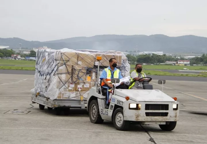 Panamá recibió este martes 74,400 dosis de la vacuna de AstraZeneca. Foto: Cortesía Minsa