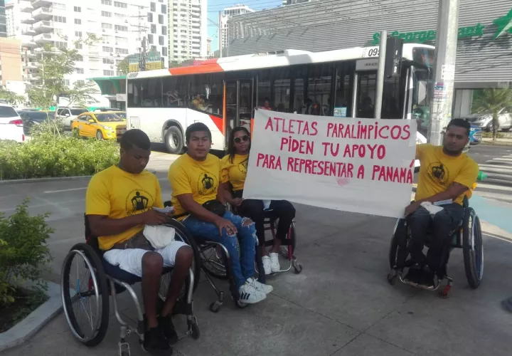 Atletas piden dinero en las calles para poder viajar. 