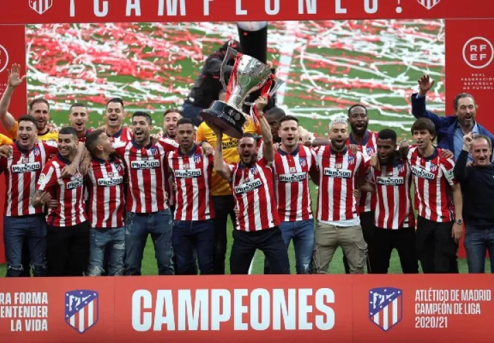 El Atlético de Madrid recibió la copa del campeón de La Liga Santander 2020-21. Foto: EFE
