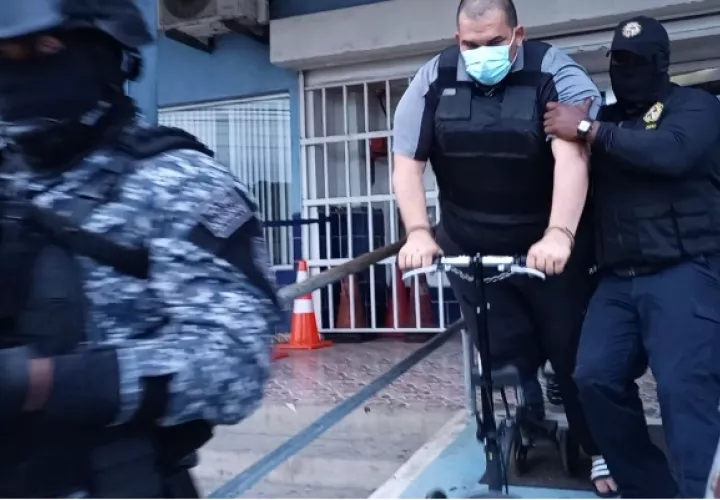 Ala salida de la audiencia, llamó la atención la condición física de "Rirri", el cual se valía de una andadera para caminar además de utilizar una bota ortopédica en la pierna derecha. Foto: Eric Montenegro
