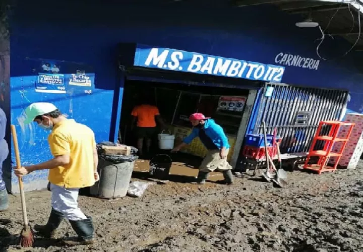 Algunos comercios se vieron afectados por material rocoso y sedimento. Foto: Cortesía Sinaproc