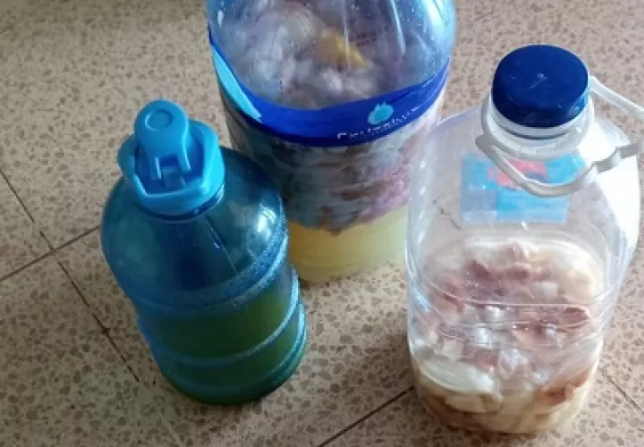 Se decomisaron galones de bebidas fermentada. 
