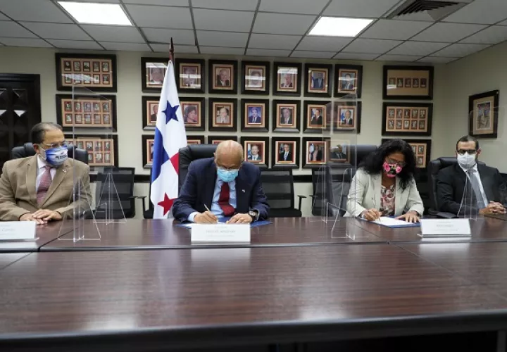 El contrato suscrito entre el ministro del MEF, Héctor Alexander, en representación de Panamá, y Rocío Medina, representante del BID en el país.