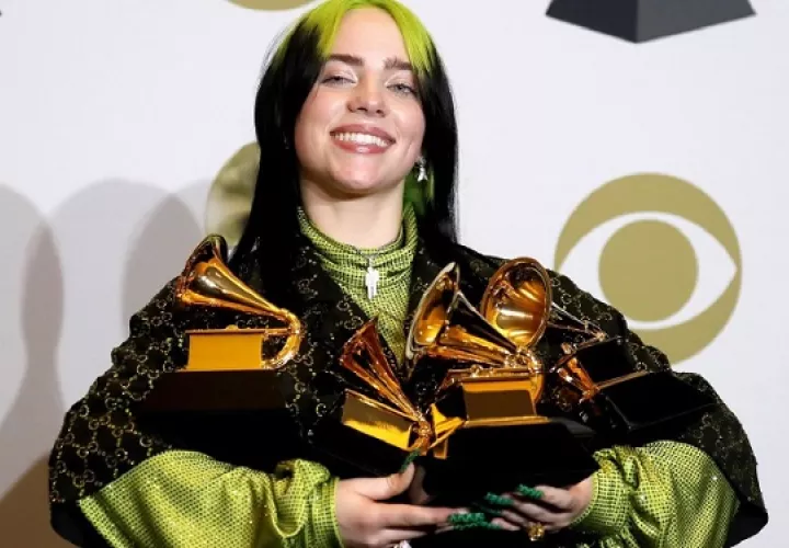 Billie Eilish posa con sus trofeos en la 62 edición de los Grammy Awards en Los Angeles, California, USA, en 2020. Foto: EFE/EPA/DAVID SWANSON