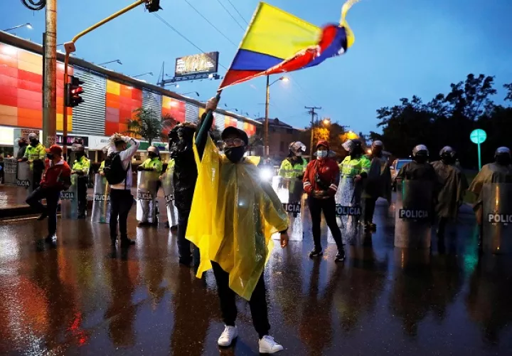  Manifestantes llegan al barrio donde tiene su residencia el presidente de Colombia, Iván Duque, en una nueva jornada de protestas. Foto: EFE