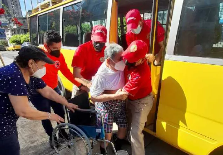 Traslados de pacientes a centros médicos y para la vacunación realizan los bomberos. 