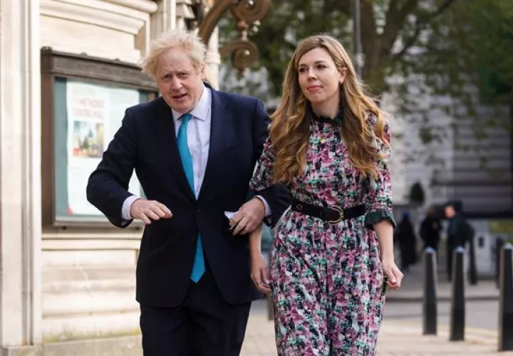 El primer ministro británico, Boris Johnson, y su novia, Carrie Symonds. Foto: EFE