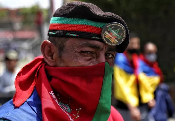 Una persona indígena marcha por una avenida en Cali (Colombia). Foto: EFE
