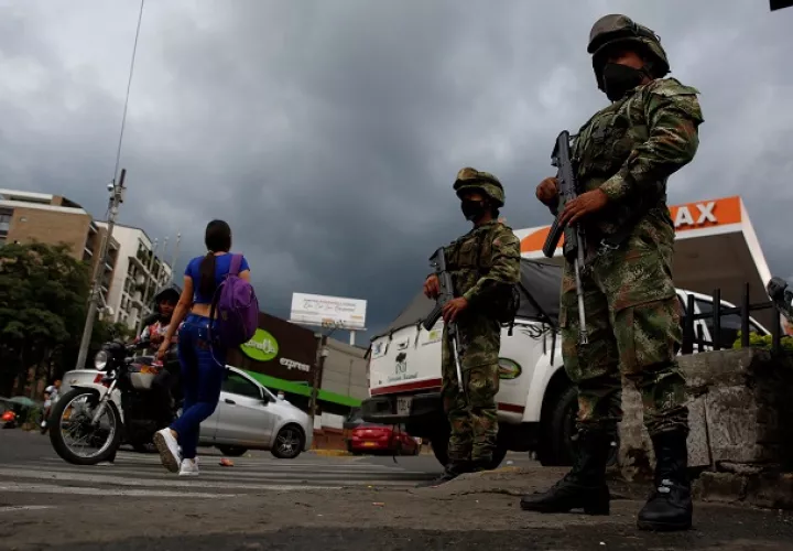 Soldados custodian las calles de Cali,Colombia. Foto: EFE