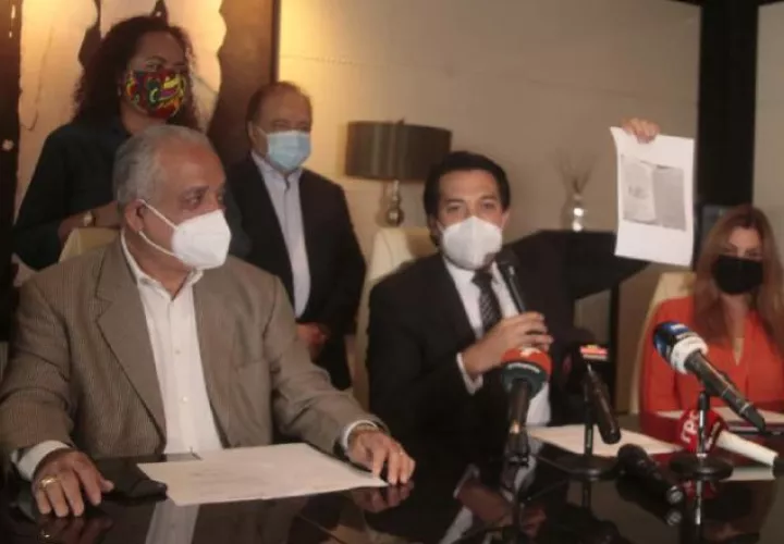 Conferencia de prensa realizada ayer para denunciar abusos contra los diputados Martinelli Linares. Foto: Víctor Arosemena