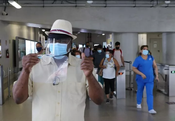 La entrega de caretas a los usuarios empezó desde hace semanas. Foto: Cortesía @elmetrodepanama