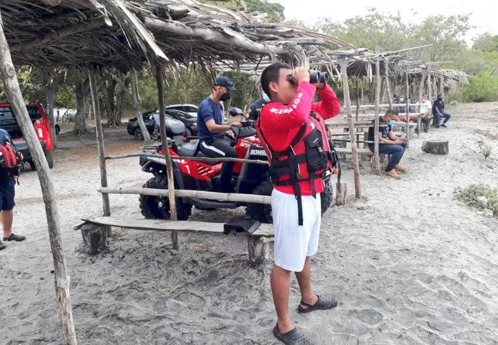 El Cuerpo de Bomberos se encuentran en la playa Boquilla para ampliar la búsqueda del ciudadano de 38 años. Foto: Cortesía Cuerpo de Bomberos