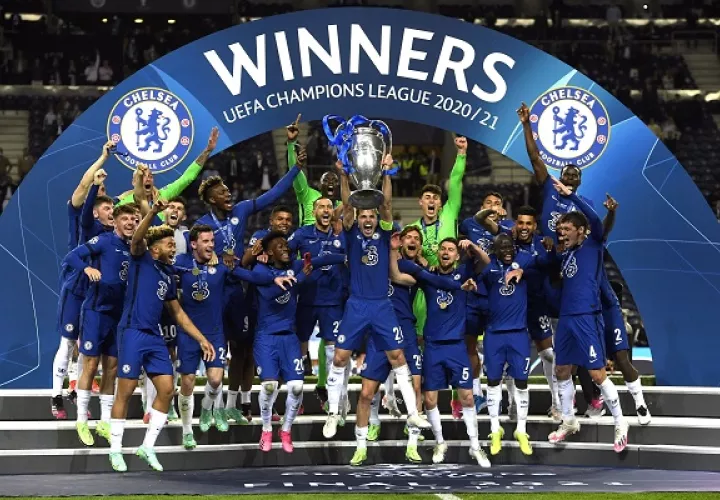 Jugadores del Chelsea festejan con la 'Orejona'. Foto:EFE