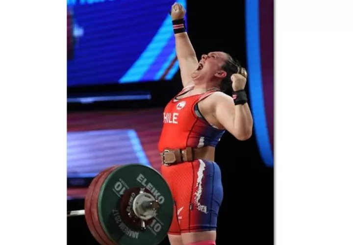 En la imagen un registro de la pesista chilena María Fernanda Valdés, quien obtuvo este viernes su cupo a los Olímpicos de Tokio en la categoría de los 87 kg. 