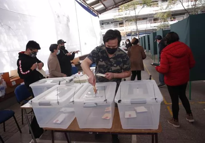 Jurados electorales en un centro de votación hoy, en la Comuna de Providencia, en Santiago (Chile).