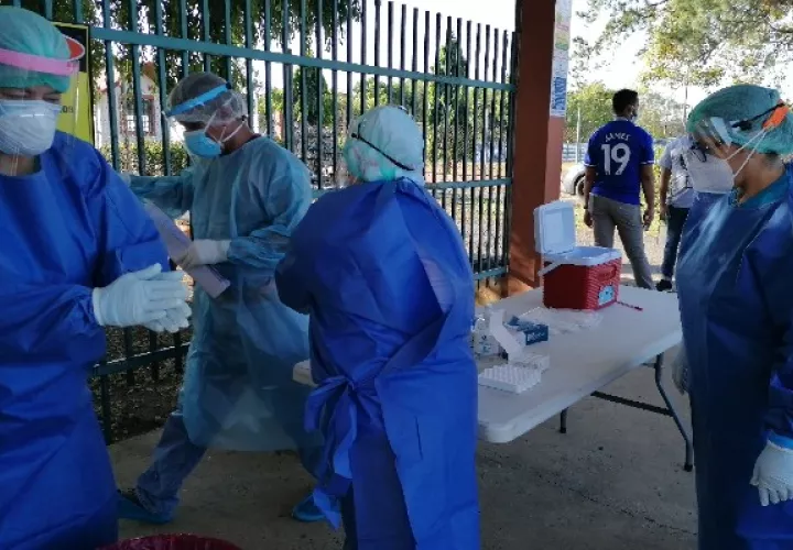 Las últimas defunciones por el virus son de personas de 40 y menos años, lo que indica que ahora se están contagiando más jóvenes que adultos mayores. Foto: José Vásquez