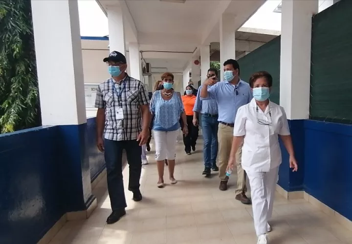 A las instalaciones del colegio José Daniel Crespo, las personas podrán llegar caminado para vacunarse, siempre y cuando estén registrados y con su cita agendada. Foto: Thays Domínguez