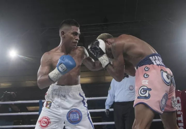Ricardo ' El Científico' Núñez conecta al dominicano Alfredo Santiago. 