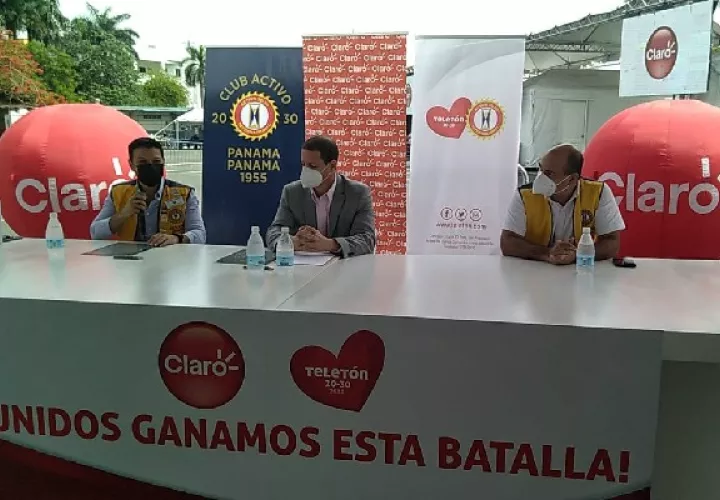 La firma se dio en el Centro de Vacunación Express en los estacionamientos del estadio Rommel Fernández.