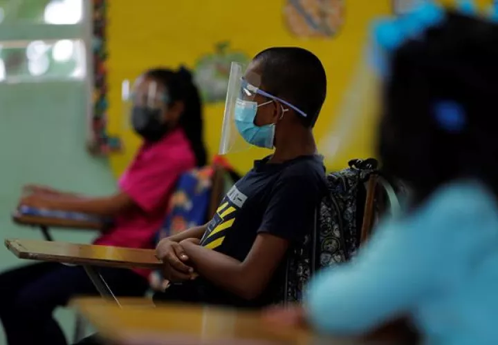 Estudiantes de la escuela Las Zanguengas fueron registrados este lunes al asistir a clases presenciales, en Panamá Oeste, durante la apertura parcial de colegios tras el cierre por la pandemia en Panamá.