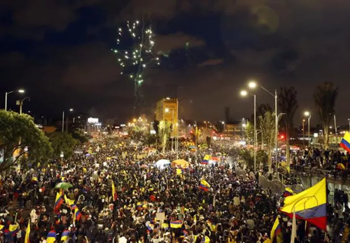 Cientos de personas se concentraron cerca del Monumento a los Héroes en el marco del Paro Nacional. EFE