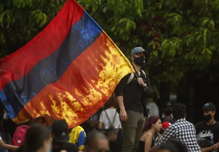 Un hombre participa de una jornada de protestas en el Parque de los Deseos en Medellín (Colombia). EFE