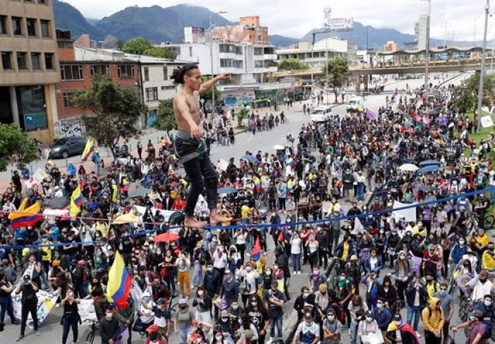  Un hombre camina sobre una cuerda con el nombre de Lucas pintado en su pecho, uno de los manifestantes que murió durante las protestas. EFE
