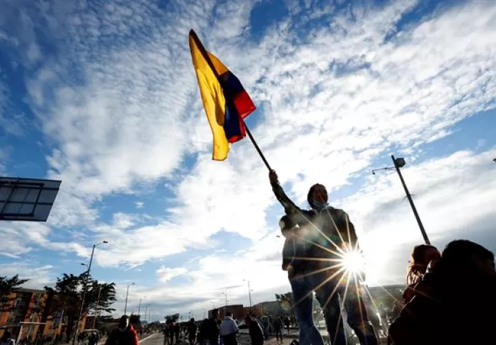 Manifestantes protestan este lunes en Bogotá, durante el día 13 del Paro Nacional en Bogotá.