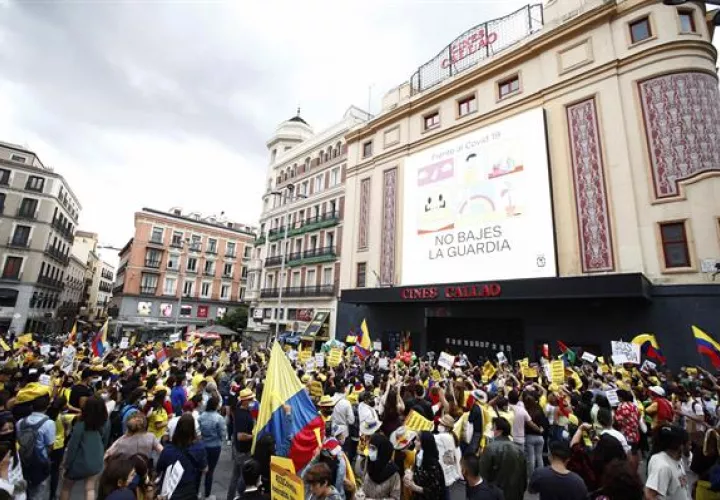 Vista de la manifestación en protesta por la difícil la situación en Colombia, este sábado en la plaza del Callao de Madrid.